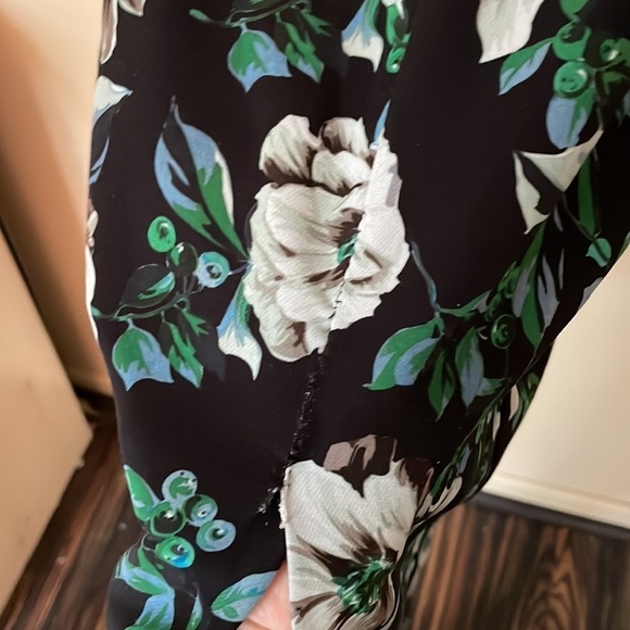 Black Halo
Floral Hepburn Sheath - Picture 6 of 7